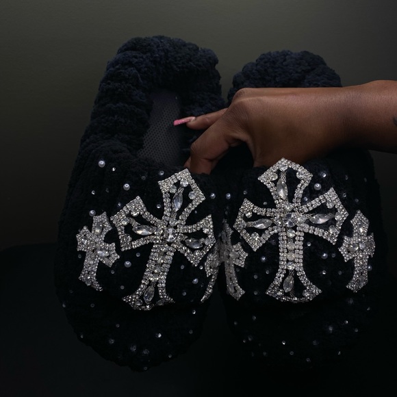 Yarn slides with cross and rhinestones - Picture 3 of 7